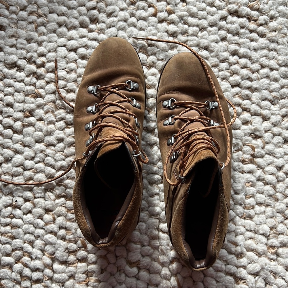 Womens’s Teva waterproof leather boots - size 9
